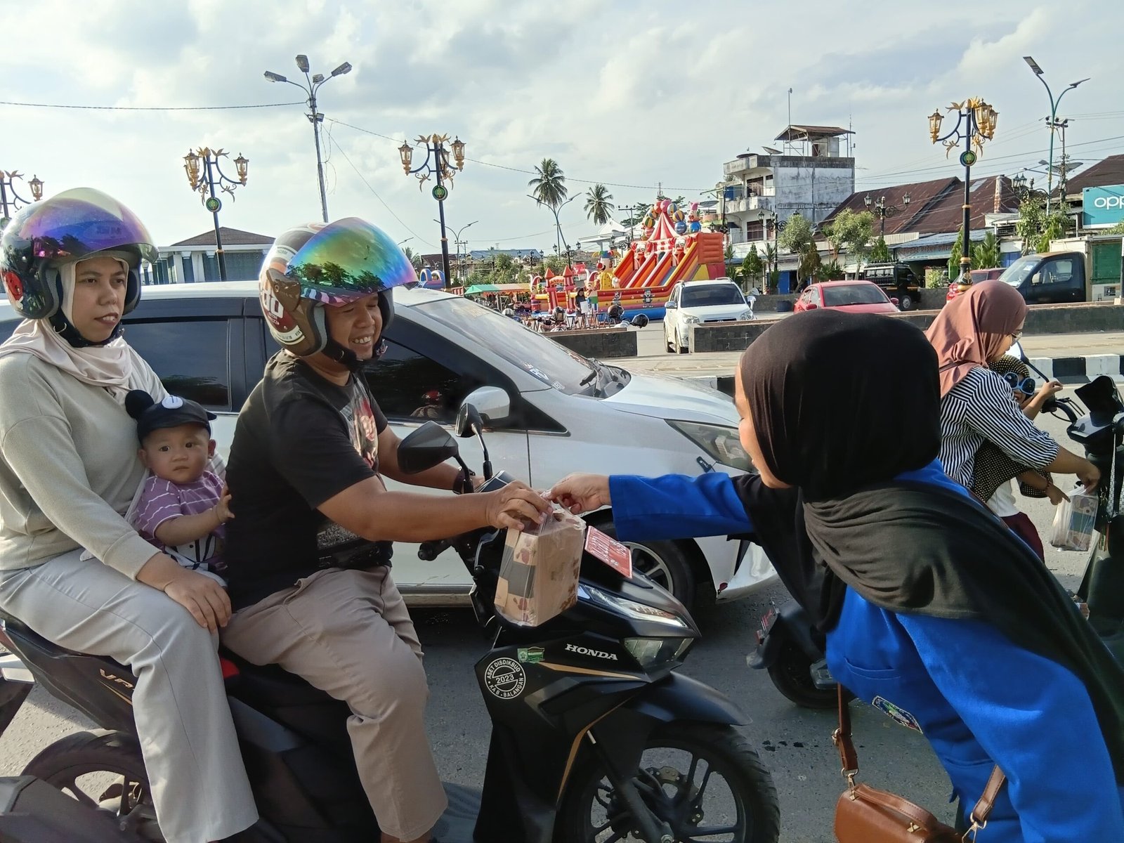 Mahasiswa Universitas Sapta Mandiri Hidupkan Semangat Ramadan dengan Bersih Mushola dan Berbagi Takjil